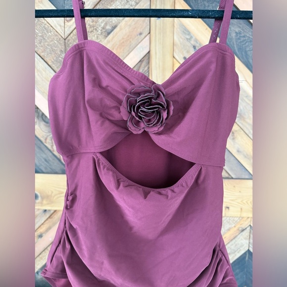 KATE SPADE New York 3D Rose Peep Hole One Piece Swimsuit Large Burgundy - Picture 3 of 11